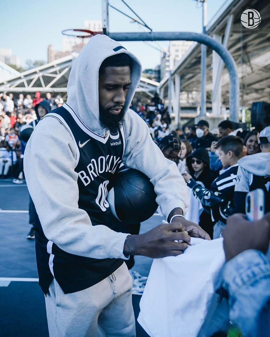 关于山东泰山训练开放日；关键时刻迎来里程碑引欢呼；NBA常规赛在即；高层口径保持一致的信息